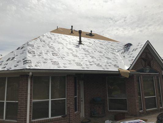 GAF roof being installed using GAF Tiger Paw underlayment. Smart Shield is a Master Elite Installer for GAF.