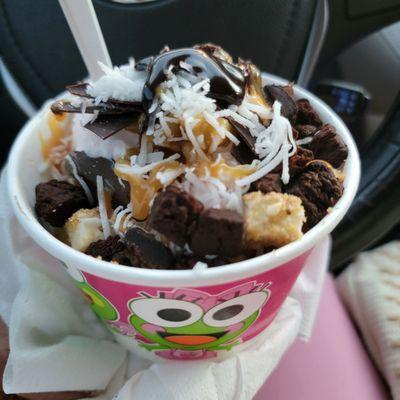 Pineapple frozen yogurt with toppings