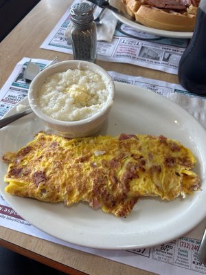 Ham and cheese omelette with grits