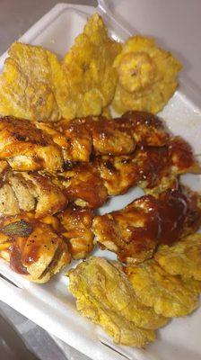 Pinchos de Pollo o Cerdo con Tostones / Chicken or Pork Kebabs with Tostones