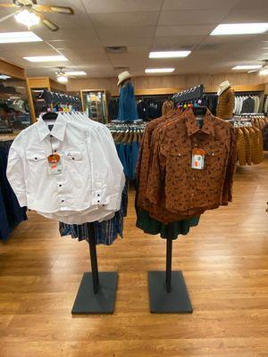 Descubre la última moda en camisas vaqueras en American Buckaroo en McAllen, perfectas para cualquier rodeo o evento country.