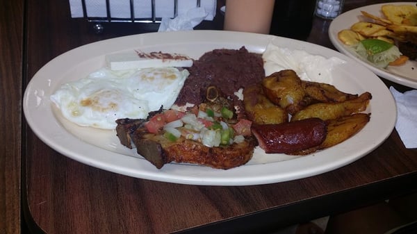 desayuno catracho (Honduran breakfast)