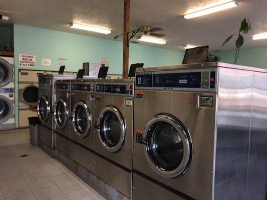 THIS PLACE IS ALWAYS CLEAN IT MAKES ME SO HAPPY. 55lbs-6 load washers. I can get huge blankets washed with no problem