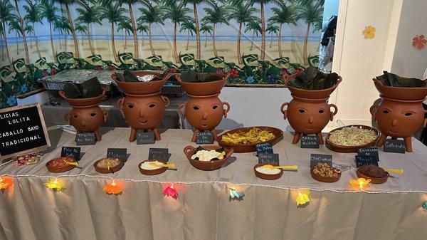 Caballo Bayo Presentación de Comida en Tinajas de Barro 
Cabayo Bayo Food Presentation in Clay Pots