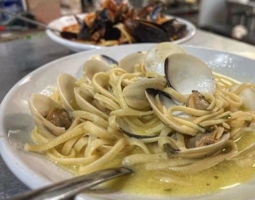 Linguine with clams and linguini di mare