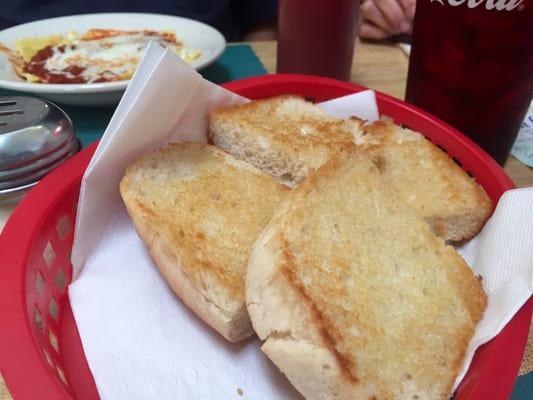 Garlic bread that comes with the pasta