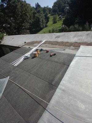 Putting rubber roofing in a flat roof