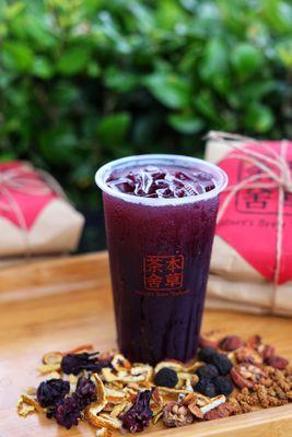 plum soup
A beverage brewed with black plums and a variety of sour ingredients
去中药店抓方子弄来的中药酸梅汤，清暑饮品，真正的望梅止渴