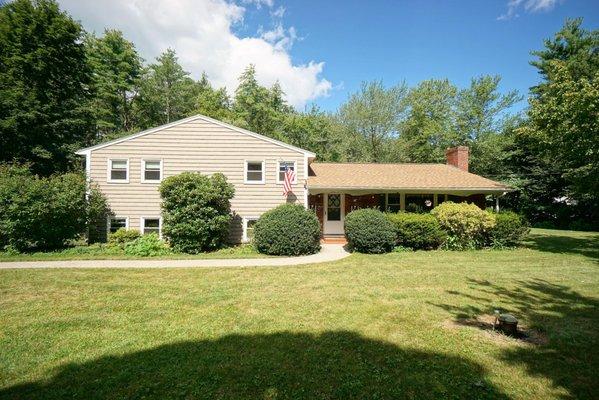 Super Bedford NH Location for this trilevel home -$585K