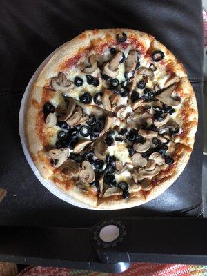 Mushroom and black olive pizza