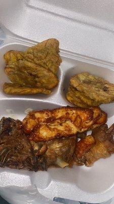 Chicharrón de pollo, queso frito, y tostones ‼