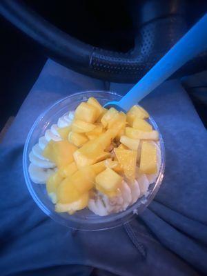 8th Ave Acai Bowl w mangos