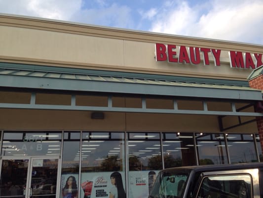 Beauty max in Clinton ms never go here!!