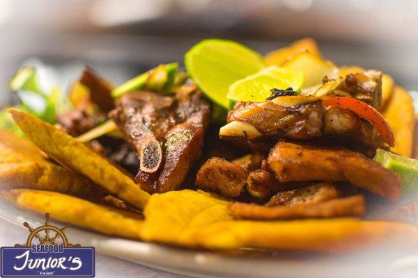 chuleta con tostones ( pork Chops with green plantain