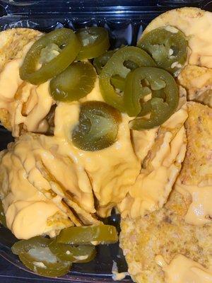 Nachos with cheese & jalapeños