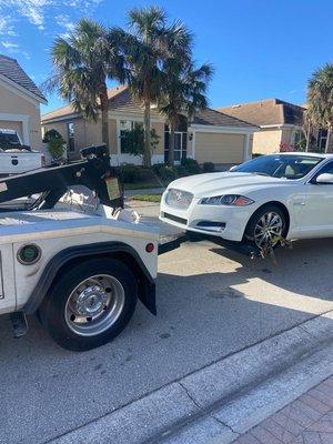 Wheel lift towing jaguar