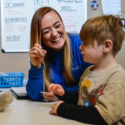 A kiddo working with their Hopebridge RBT during 1:1 ABA therapy.