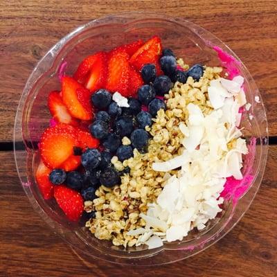 My delicious and beautiful pitaya bowl :)