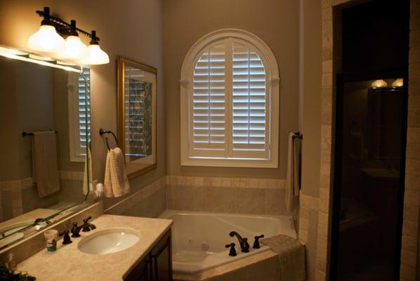 Arched plantation shutters