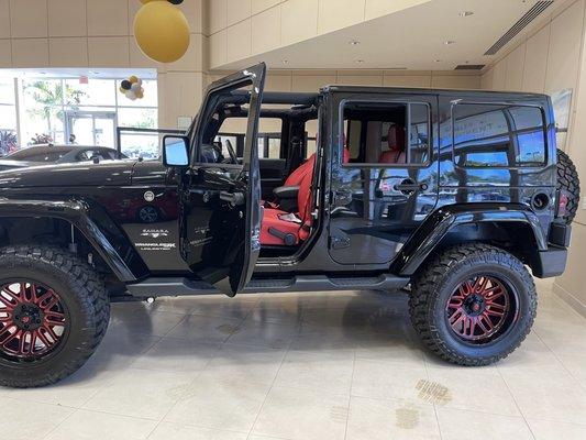 3.5" lift! Wheels and tires, Fifth wheel spare tire carrier and leather!