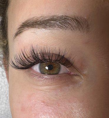 Classic eyelashes mascara look and to bright your eyes color.