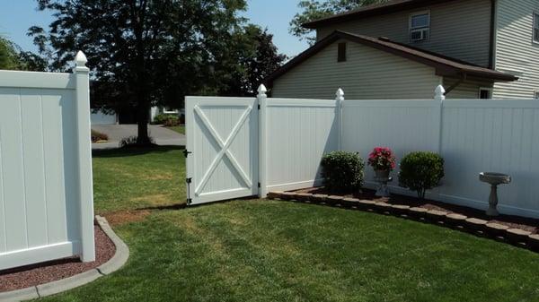 White PVC privacy fence with double gate and Gothic Caps