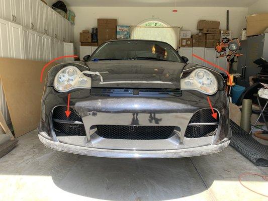 Non symmetrical fenders with headlights pointing in different directions.