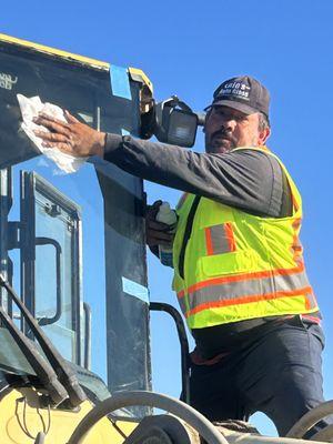 Front windshield installed in equipment escalador !