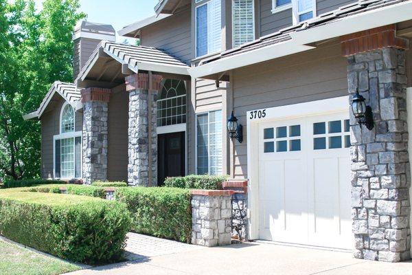 Carriage House Garage Doors Bay Area
 
 https://www.rwgaragedoors.com/modern-full-view-glass-garage-doors