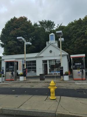 Westwood Gulf -- 722 High Street / Route 109, Westwood             Station & Building