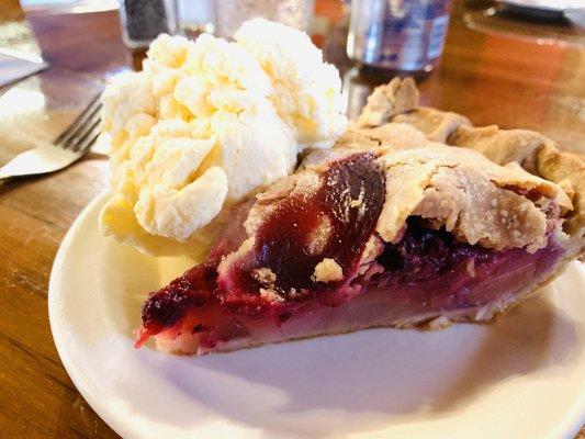 Pear blackberry pie