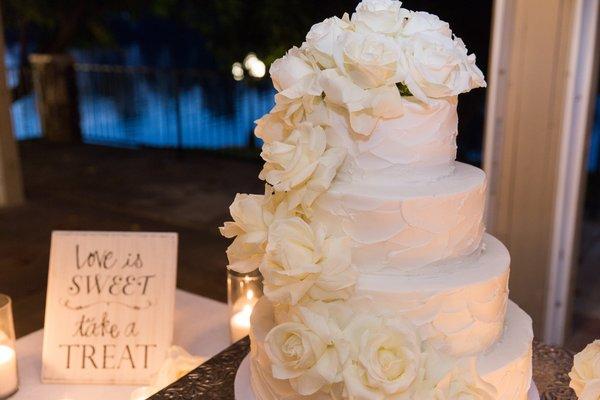 Polar star roses she added to the cake! STUNNING!!