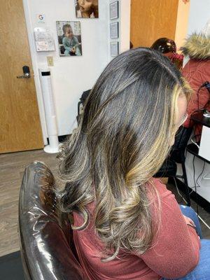 Blonde balayage with a money piece