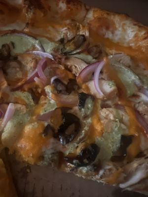 Butter chicken pizza with mushrooms