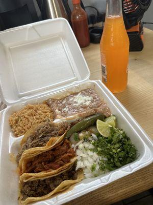 Tacos de carnitas, pastor, y fajita.