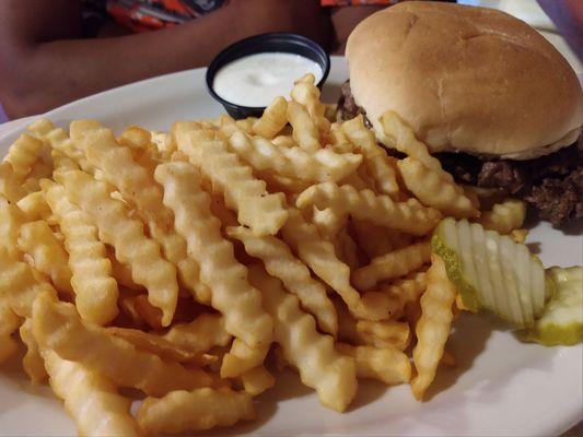 Hamburger w/crinkle cut fries