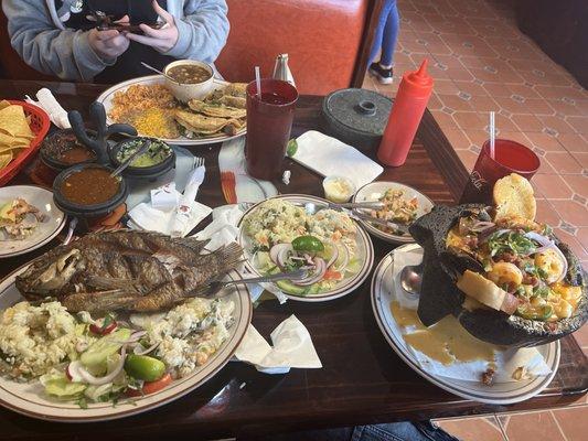 Birria tacos , mojarra Frita, y molcajete Hawaiano