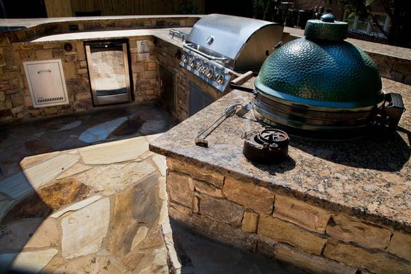 Outdoor kitchen, Grill Green egg, Flagstone patio