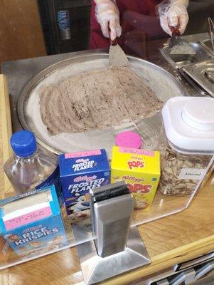 Preparing the rolled ice cream