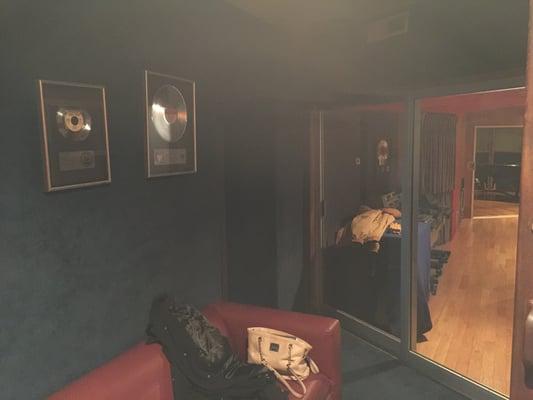 The waiting area between the recording cabin and the studio.