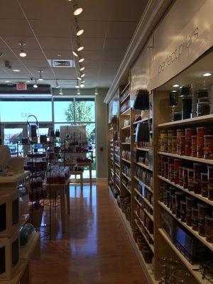 Yankee Candle -- University Station: 247 University Avenue, Westwood           Interior