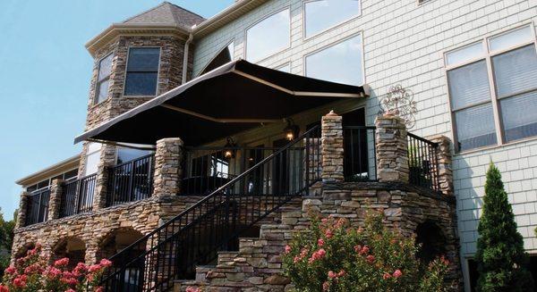 Retractable awning