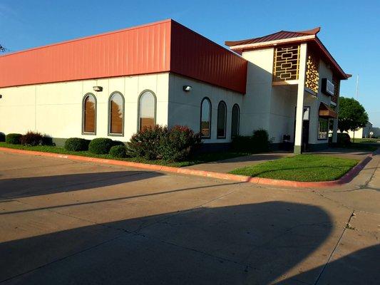 Sideview photo of Hunan Chinese Restaurant coming from parking lot.