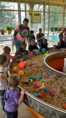 Kinetic play sand table