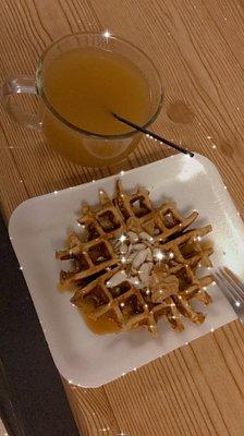 Delicioso desayuno "combo básico" Waffle nutricional y un té digestivo