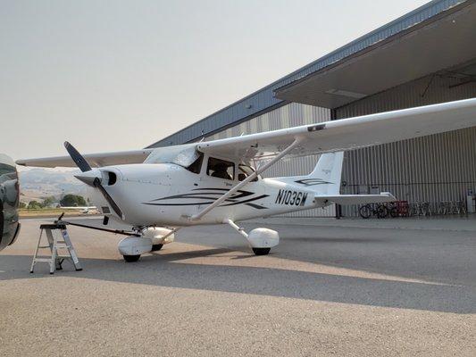 C172SP G1000 sitting gracefully in front of the flight school.