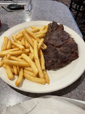 12oz ribeye. Also very thin fatty cut. Hubby had to ask for A-1 to eat it. And he never does that.