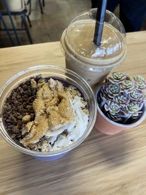 Cacao berry bliss smoothie bowl and pumpkin pie smoothie