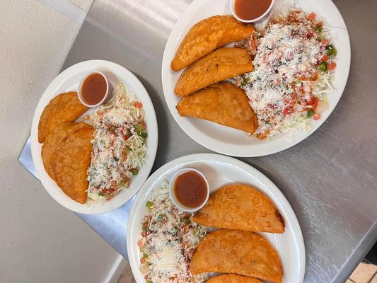 Pastelitos de carne molida y papa, y de pollo.