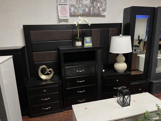 KING/QUEEN BEDROOM SET IN BROWN